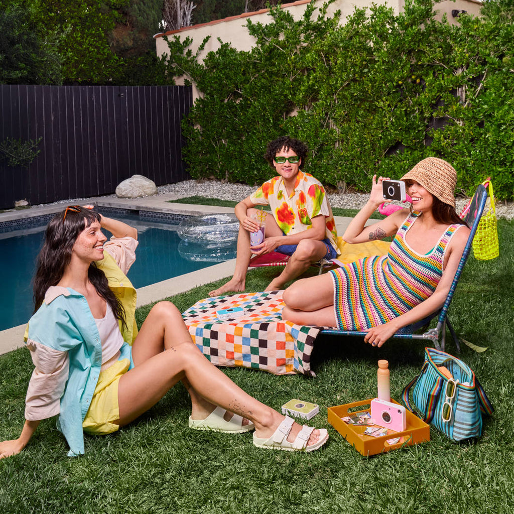 Kodak Printomatic+ instant and compact camera with colorful design, ready to print photos on the spot.