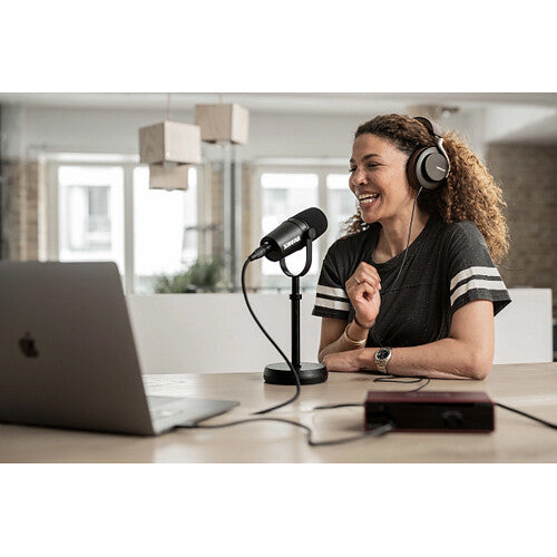 Shure MV7X dynamic microphone with microphone grille and connection port, ideal for professional audio recording.