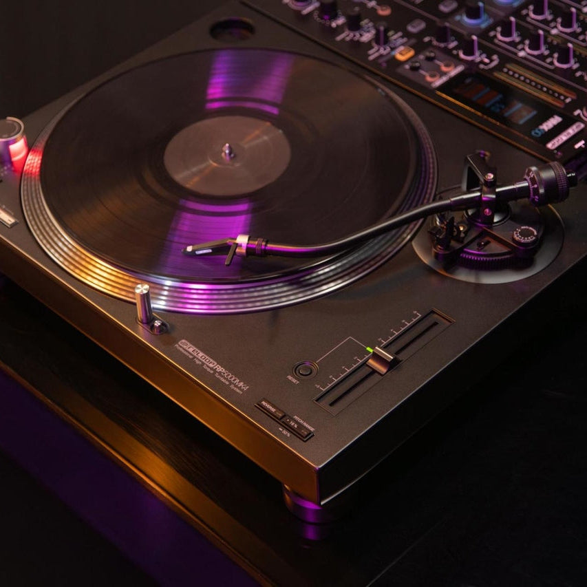Reloop RP-5000 MK4 DJ turntable with black platter and tonearm, set up for professional mixing and scratching.