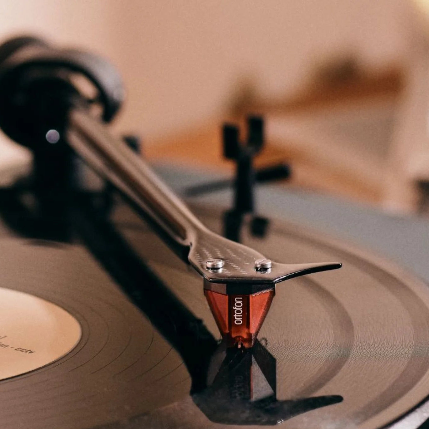 Close-up of the Ortofon 2M Red Verso turntable cartridge showing its stylus and body details.