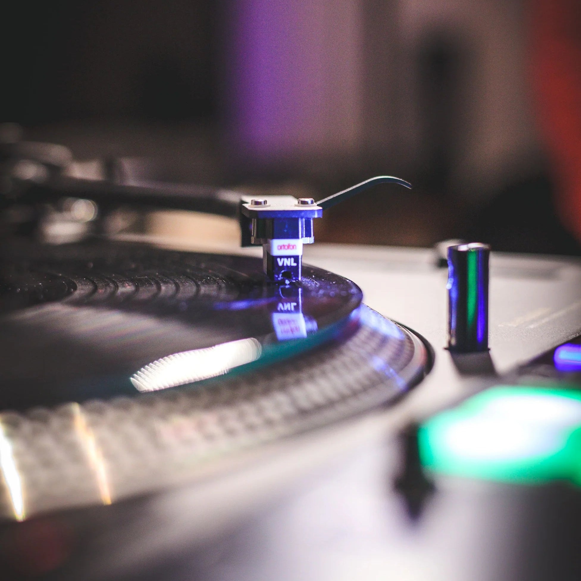 Ortofon VNL turntable cartridge with sleek design and stylus, ideal for high-fidelity vinyl playback.