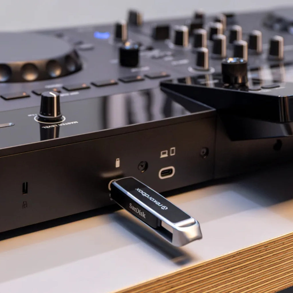 AlphaTheta XDJ-AN, USB-C drive slot detail