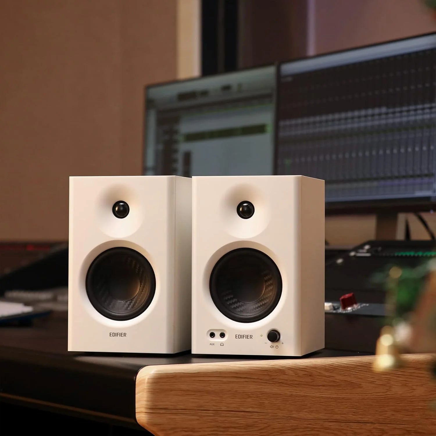 Edifier MR4 desktop speakers, desktop setup.