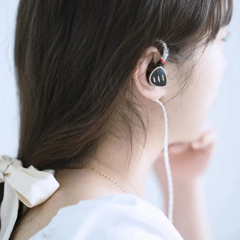FiiO FH5S in-ear headphones, black, lifestyle