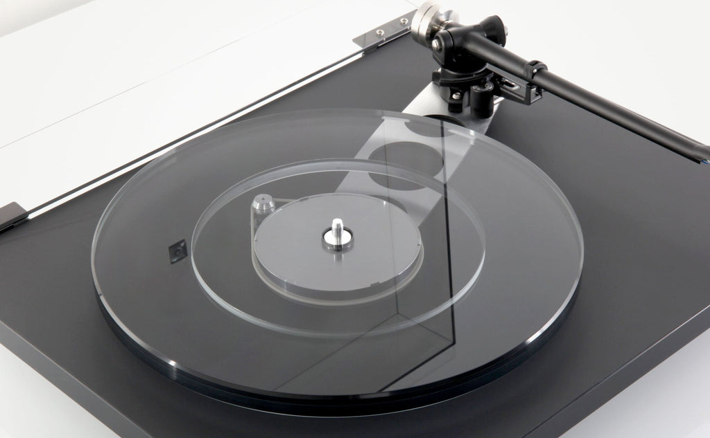 Rega Planar 6 turntable in Polaris Grey with Nd5 cartridge, showcasing a sleek design and high-quality audio components.