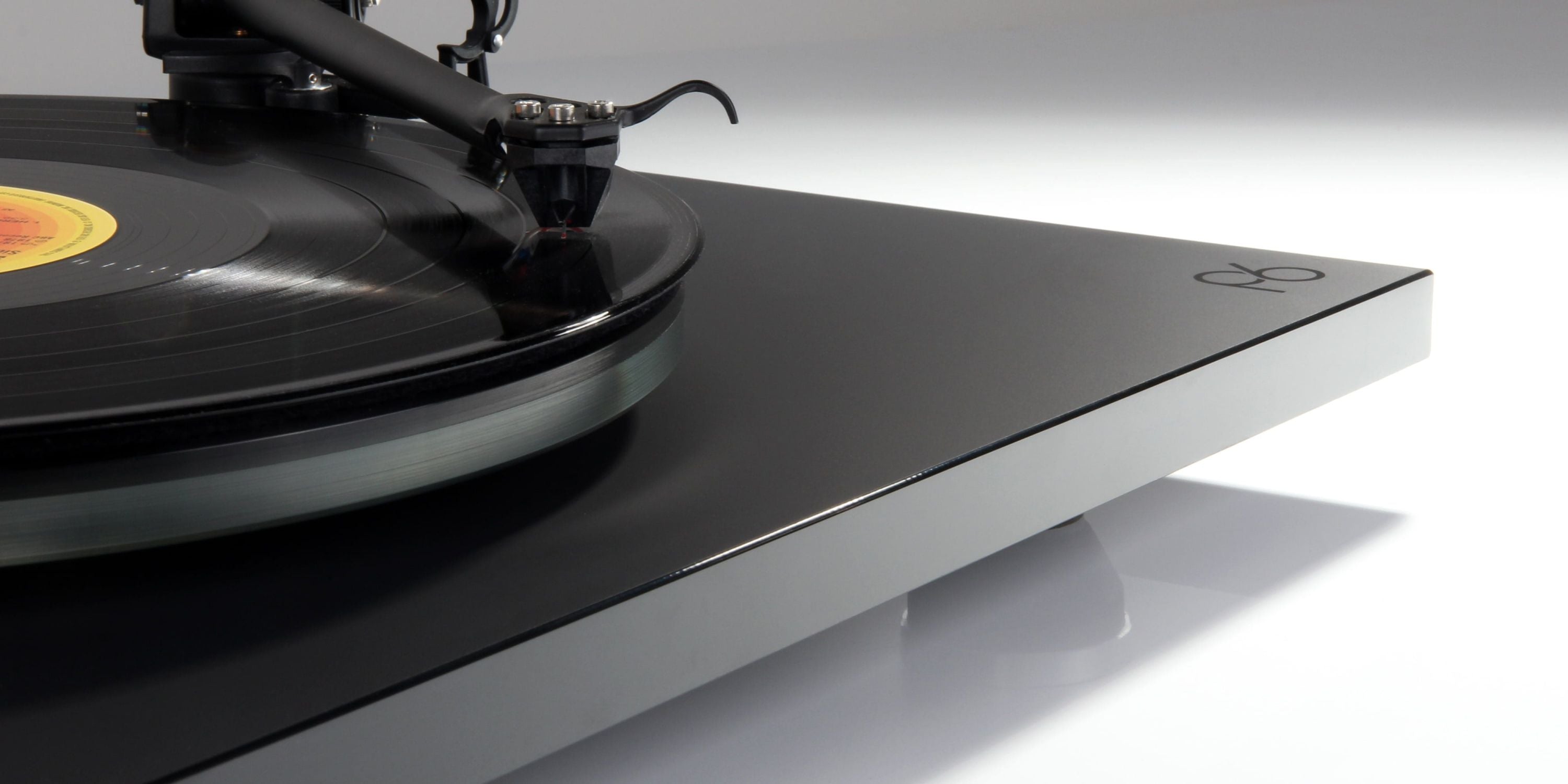 Rega Planar 6 turntable in Polaris Grey with Nd5 cartridge, showcasing a sleek design and tonearm on a wooden surface.