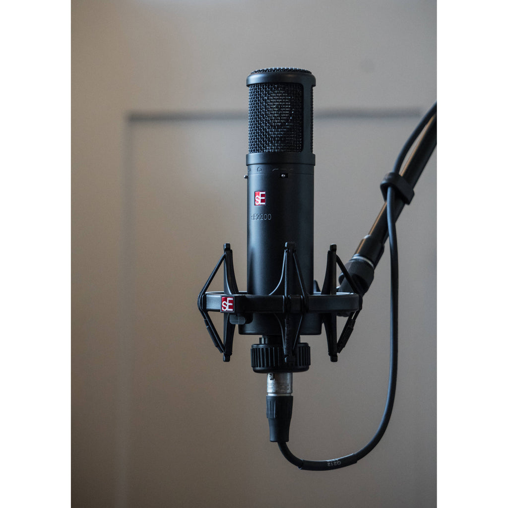 sE Electronics sE2200 condenser microphone, black view