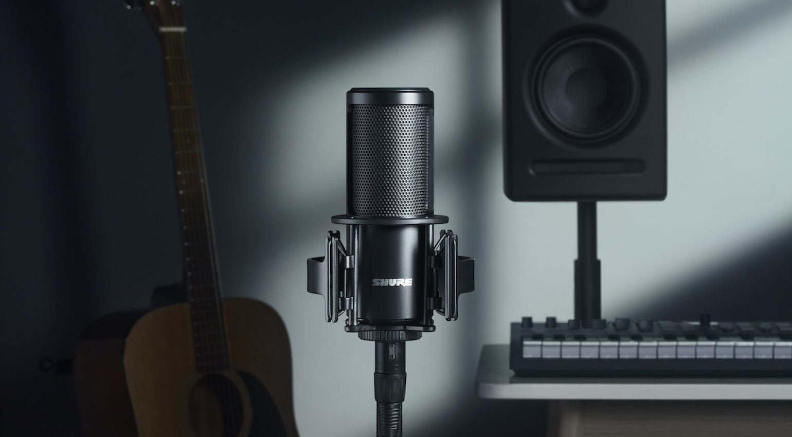 Shure SM4 Kit with condenser microphone and accessories, ideal for professional audio recording and live sound applications.