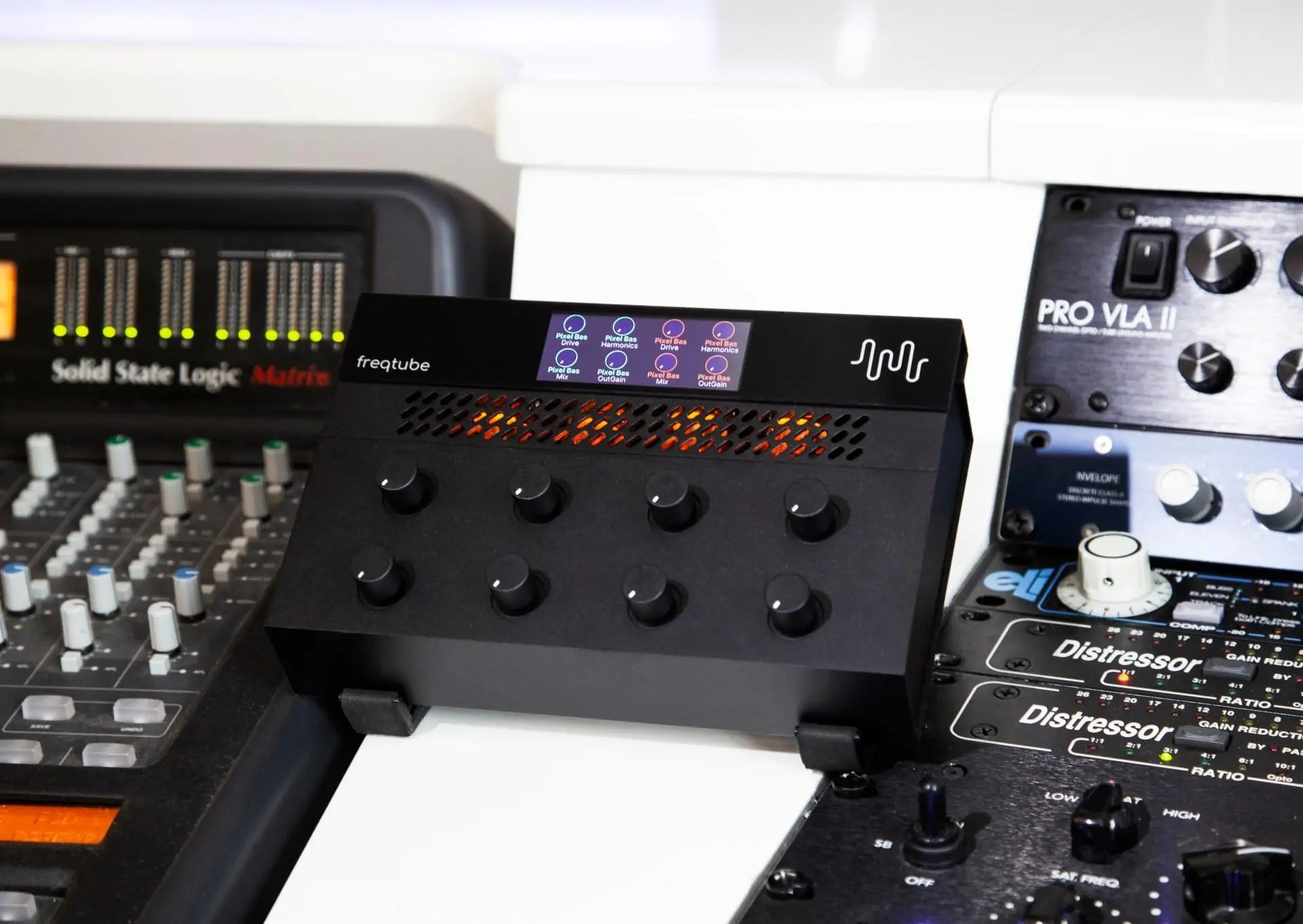 Freqport FreqTube FT1 effects and accessories slide showing the compact effects pedal with controls and input/output jacks