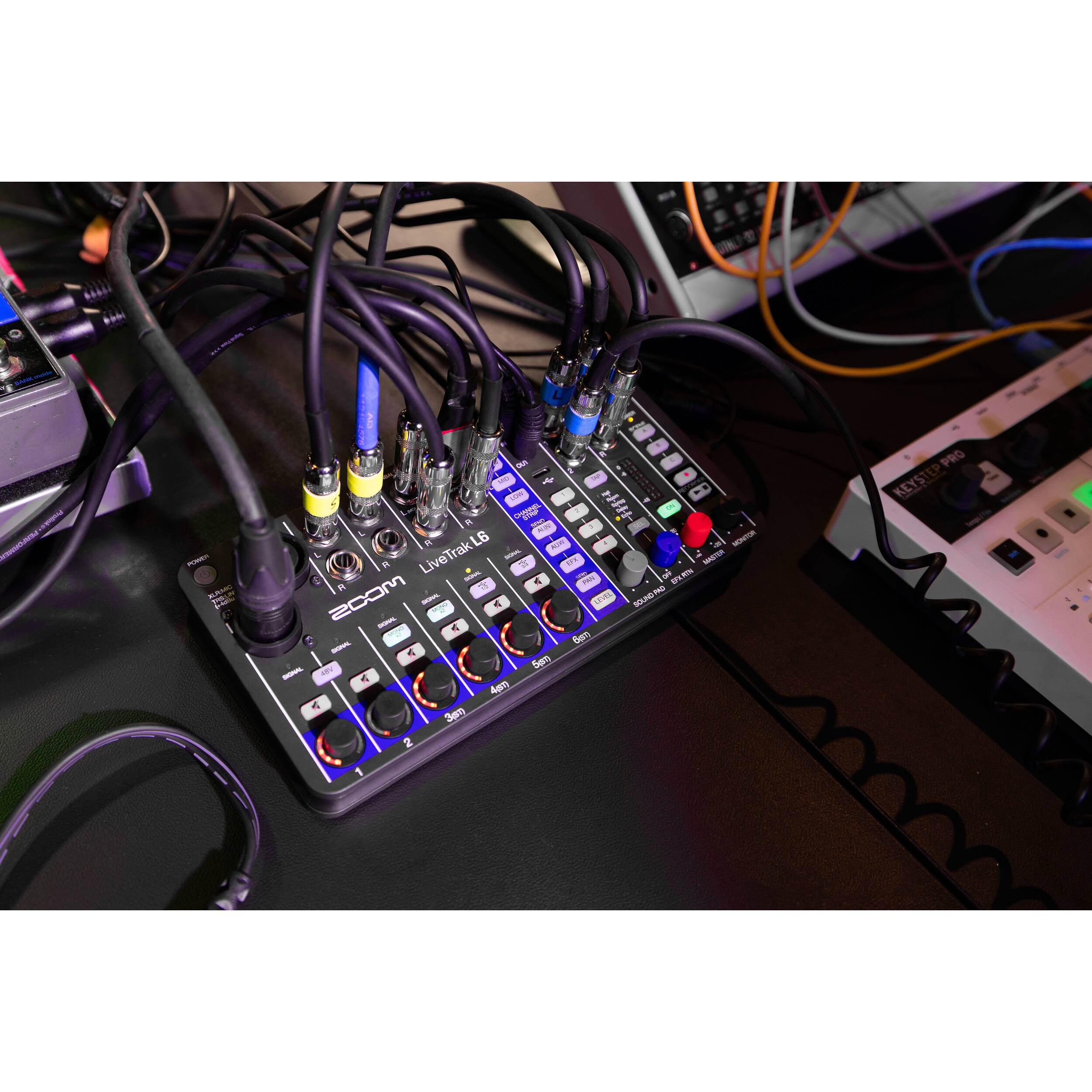 Zoom LiveTrak L-6 digital mixer, view 8